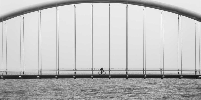 如何通过特种纸张与表面整饰工艺提升奢侈品包装盒定制与标签印刷的质感